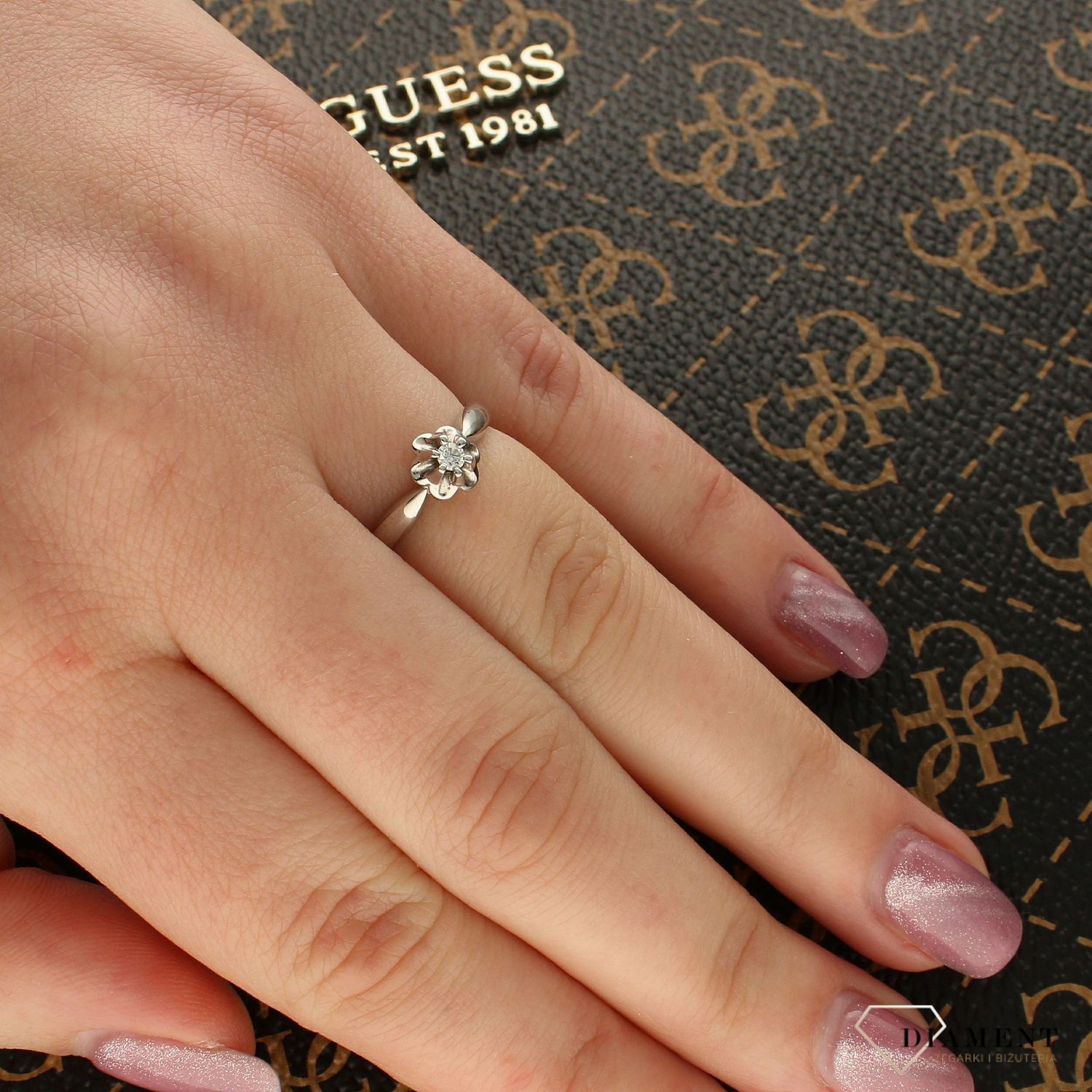 Pierścionek z brylantem 0,05 ct – białe złoto 585 – DIAMENT, klasyczny styl.jpg